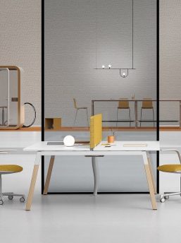 Schreibtisch mit Holzbeinen, Homeoffice- tisch | Büromöbel