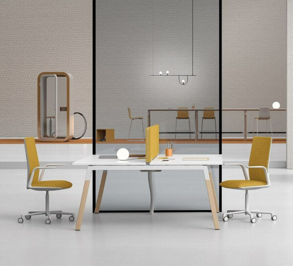 Schreibtisch mit Holzbeinen, Homeoffice- tisch | Büromöbel